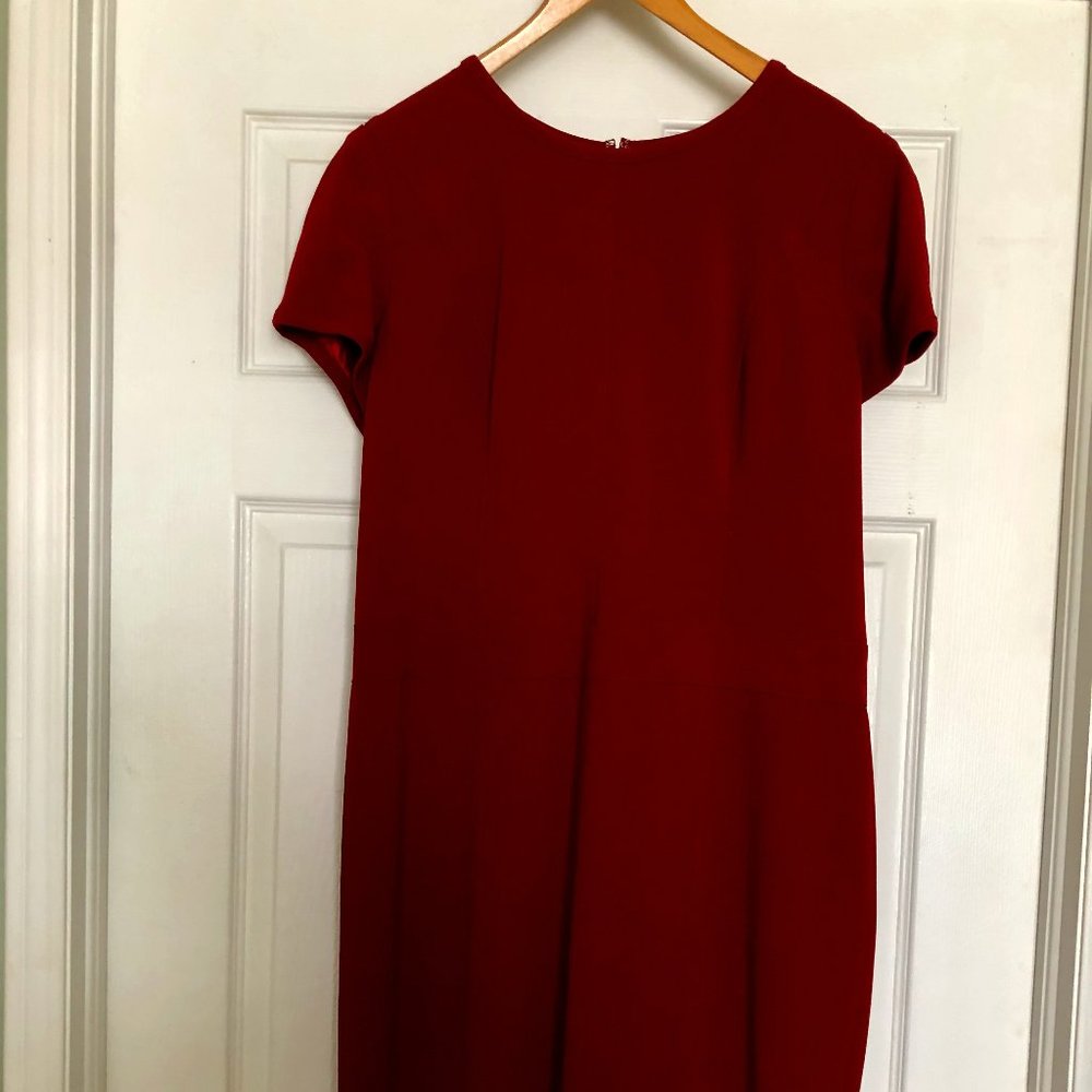Short-sleeve red dress.